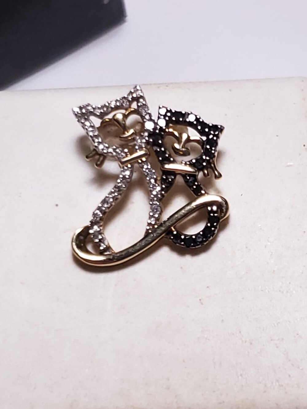 Estate .17ctw Natural Black &White Diamond 10KT YG Double Kitty Cat Pendant25070